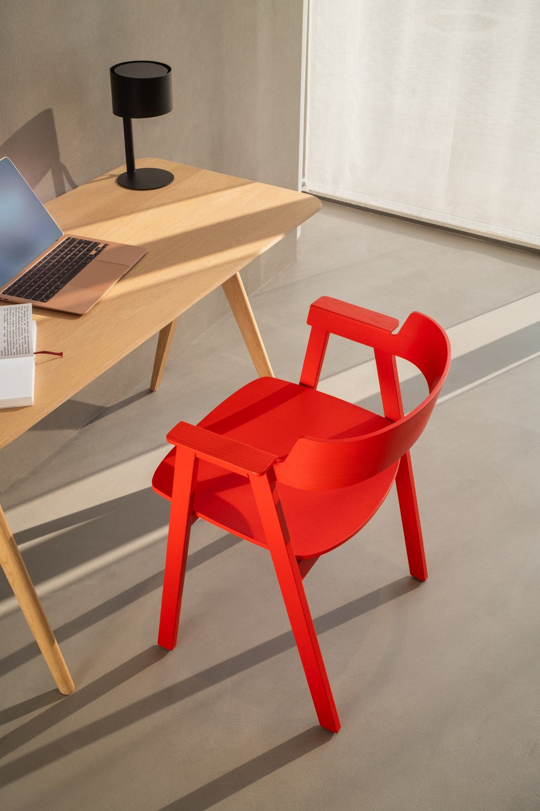 Chaise Gazzda Flip en chêne laqué avec accoudoirs pivotants et assise en cuir ou placage-39