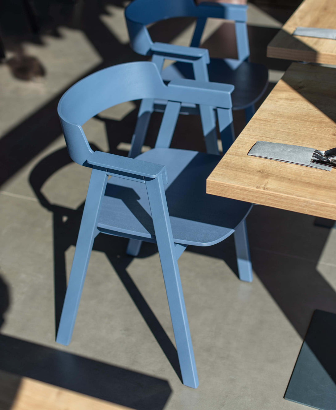 Chaise Gazzda Flip en chêne laqué avec accoudoirs pivotants et assise en cuir ou placage-33