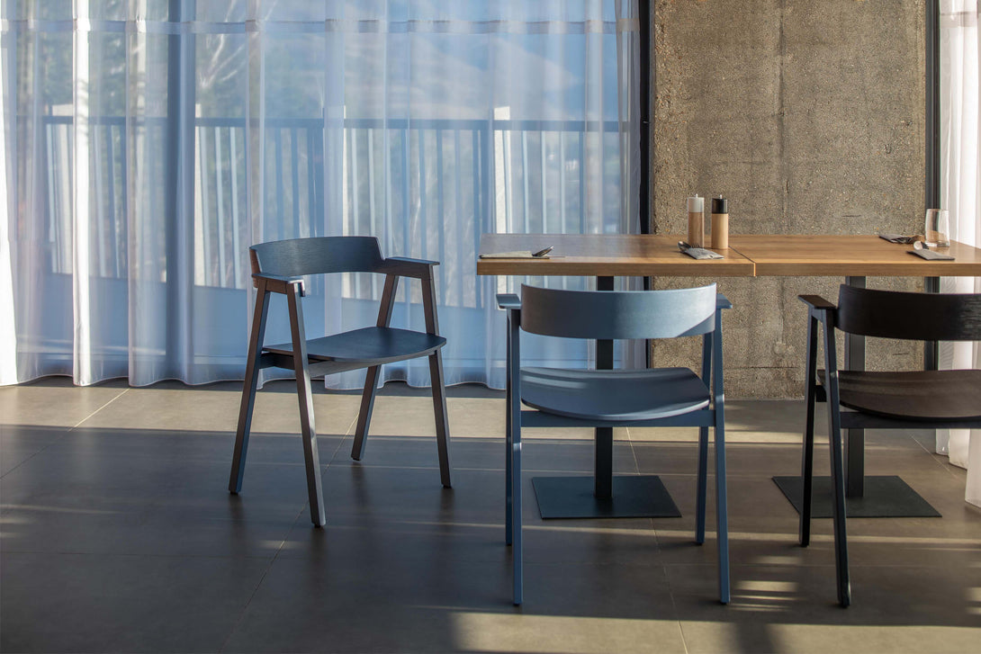 Chaise Gazzda Flip en chêne laqué avec accoudoirs pivotants et assise en cuir ou placage-34