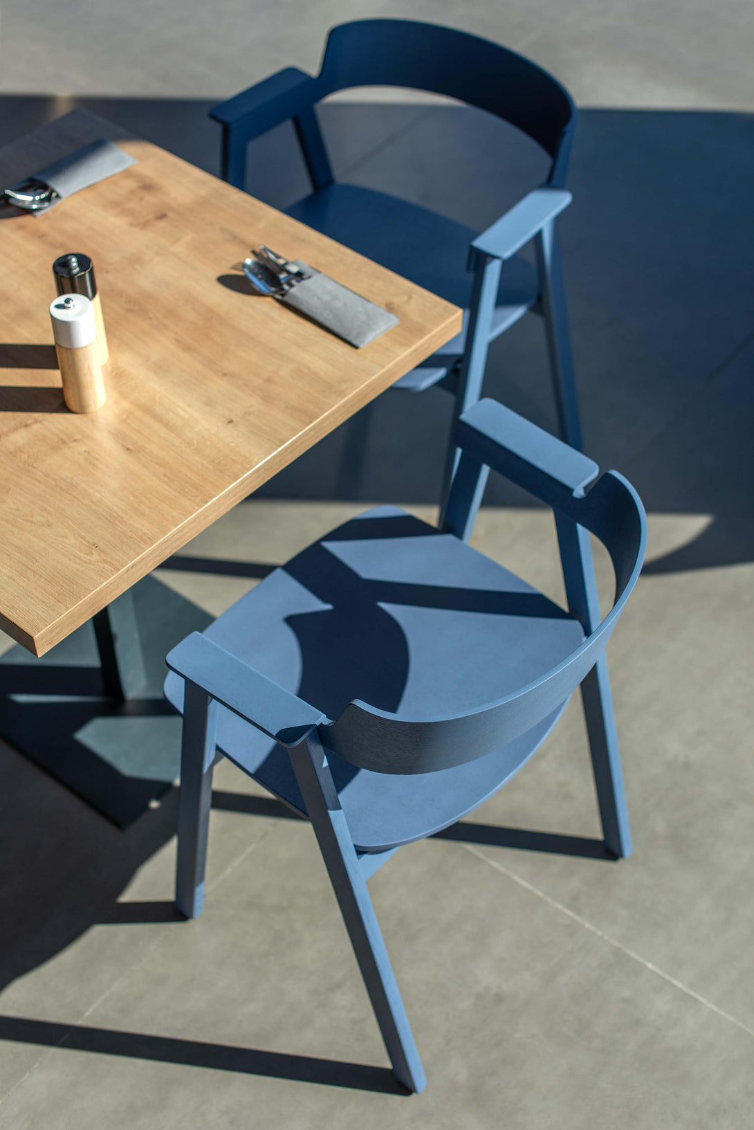 Chaise Gazzda Flip en chêne laqué avec accoudoirs pivotants et assise en cuir ou placage-36