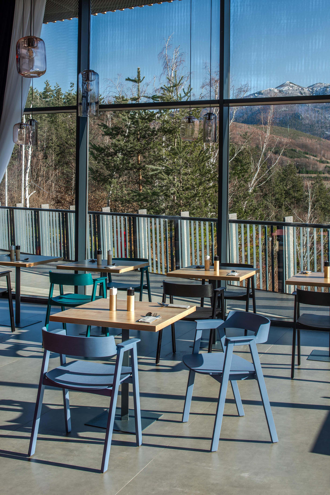 Chaise Gazzda Flip en chêne laqué avec accoudoirs pivotants et assise en cuir ou placage-35