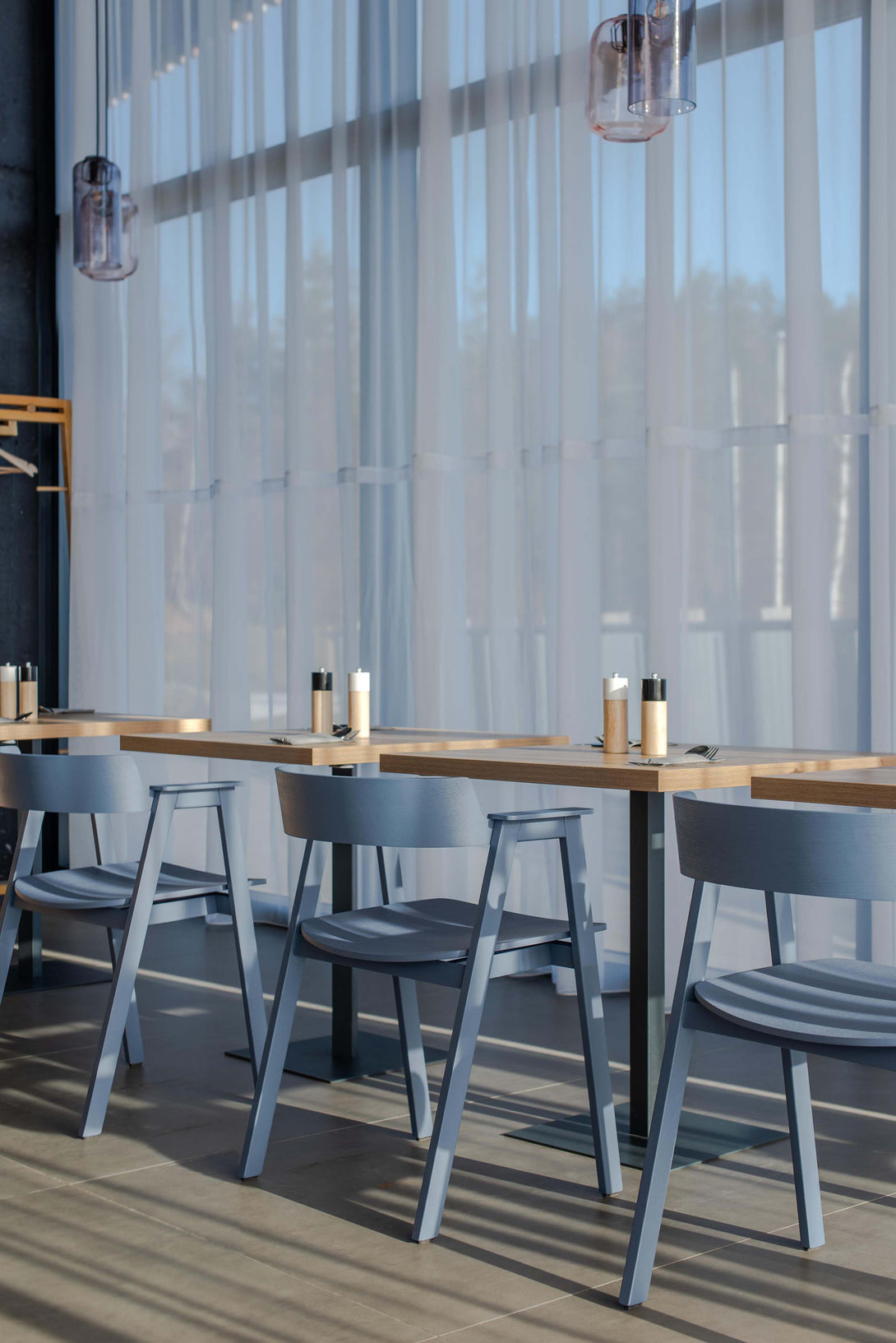 Chaise Gazzda Flip en chêne laqué avec accoudoirs pivotants et assise en cuir ou placage-37