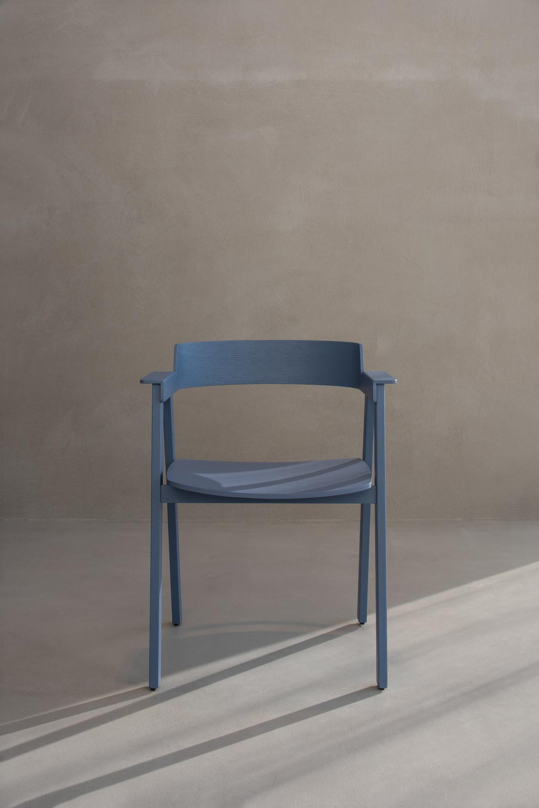 Chaise Gazzda Flip en chêne laqué avec accoudoirs pivotants et assise en cuir ou placage-32