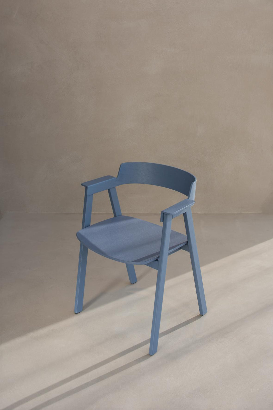 Chaise Gazzda Flip en chêne laqué avec accoudoirs pivotants et assise en cuir ou placage-31