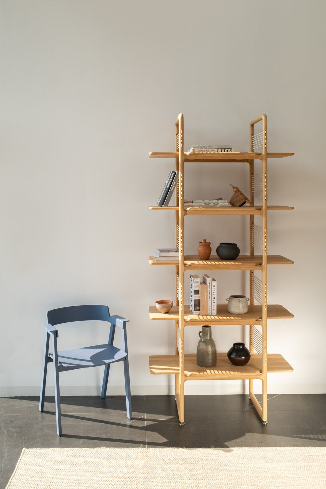 Chaise Gazzda Flip en chêne laqué avec accoudoirs pivotants et assise en cuir ou placage-29