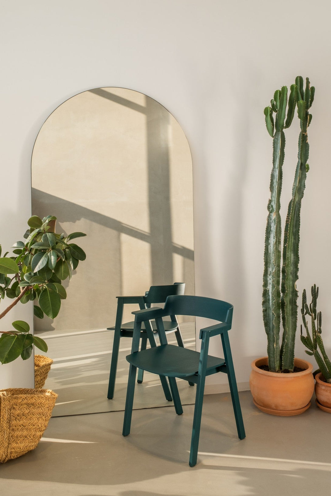 Chaise Gazzda Flip en chêne laqué avec accoudoirs pivotants et assise en cuir ou placage-22