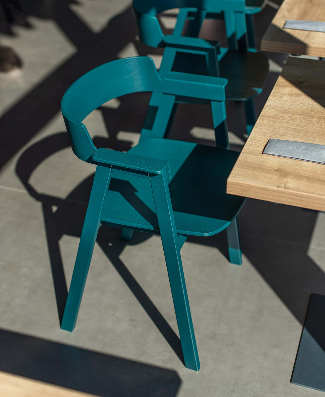 Chaise Gazzda Flip en chêne laqué avec accoudoirs pivotants et assise en cuir ou placage-23