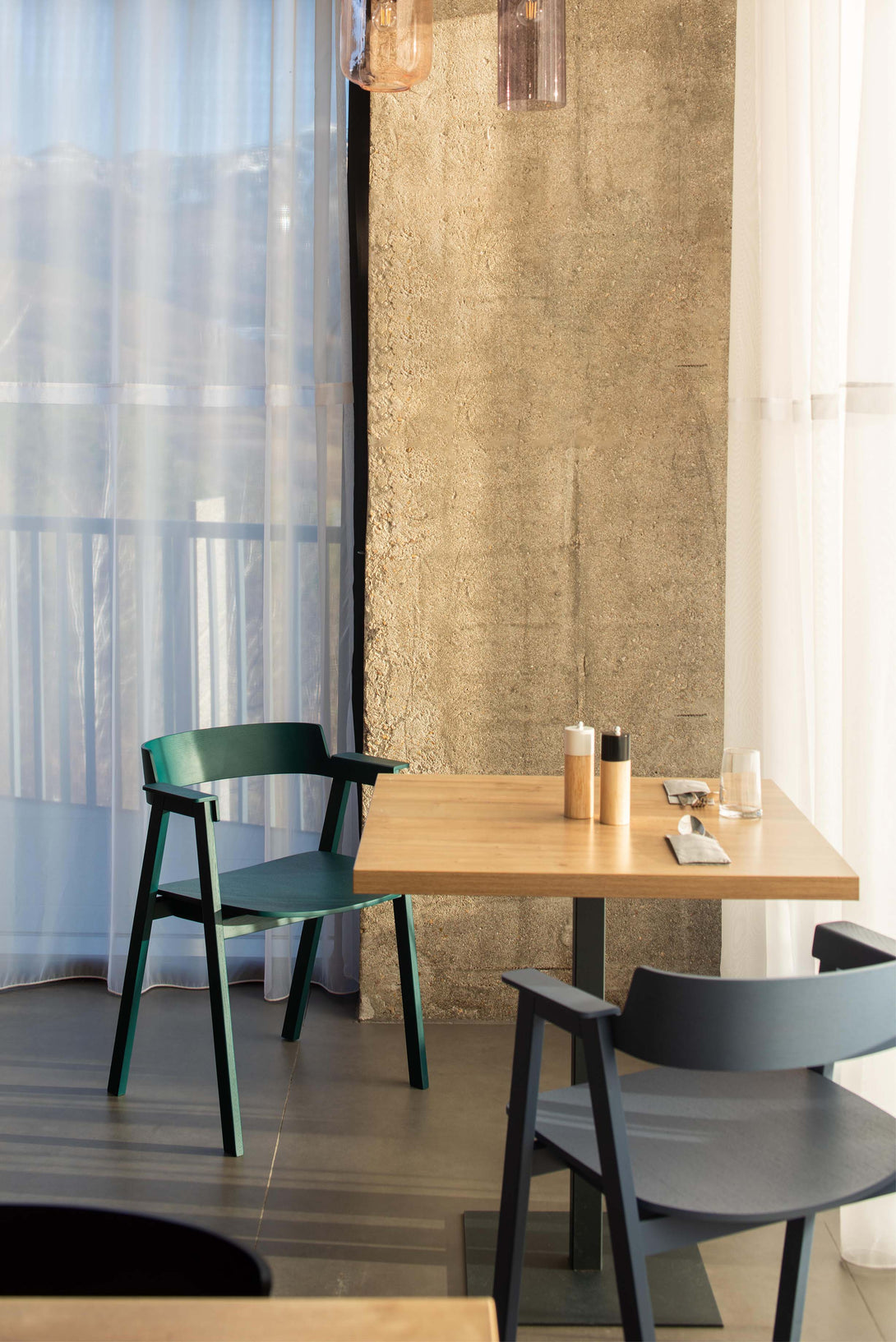 Chaise Gazzda Flip en chêne laqué avec accoudoirs pivotants et assise en cuir ou placage-26