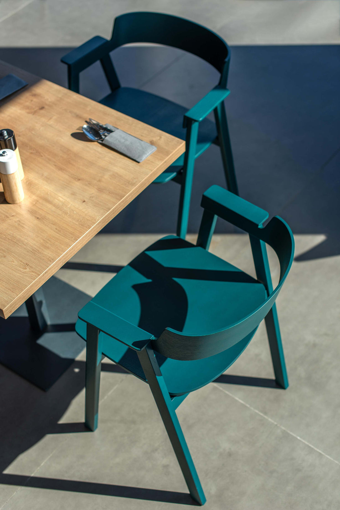 Chaise Gazzda Flip en chêne laqué avec accoudoirs pivotants et assise en cuir ou placage-24