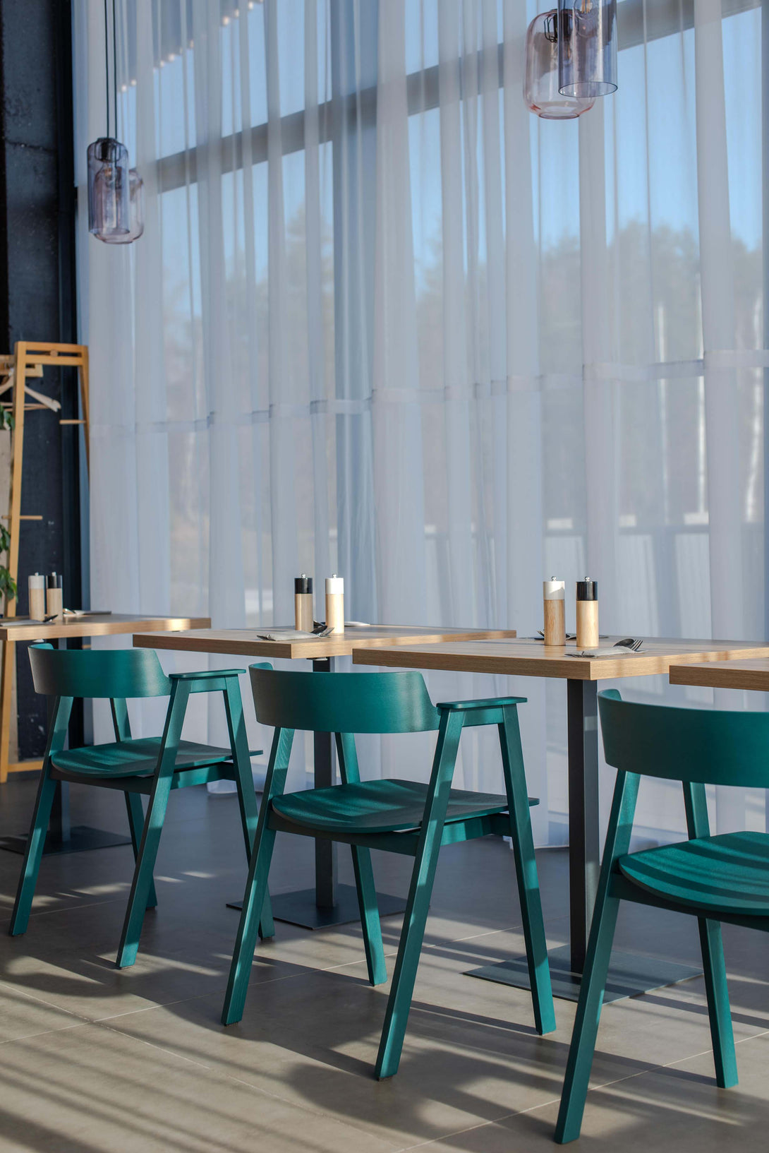 Chaise Gazzda Flip en chêne laqué avec accoudoirs pivotants et assise en cuir ou placage-25