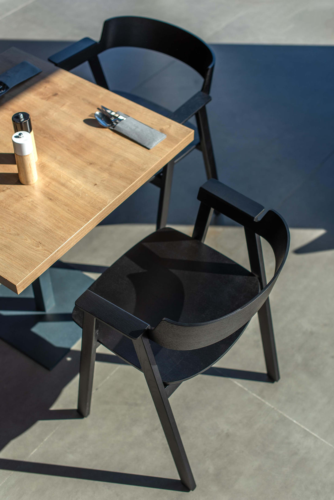 Chaise Gazzda Flip en chêne laqué avec accoudoirs pivotants et assise en cuir ou placage-17