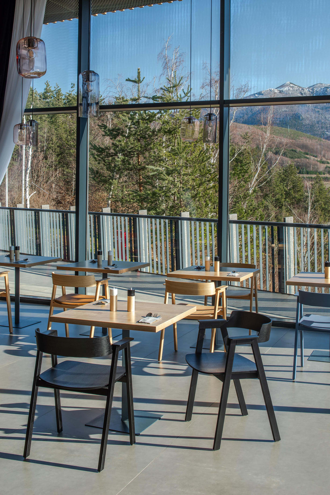 Chaise Gazzda Flip en chêne laqué avec accoudoirs pivotants et assise en cuir ou placage-19