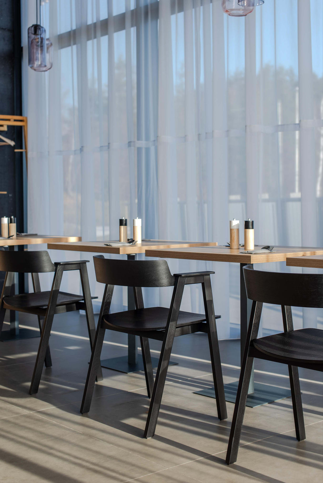 Chaise Gazzda Flip en chêne laqué avec accoudoirs pivotants et assise en cuir ou placage-18