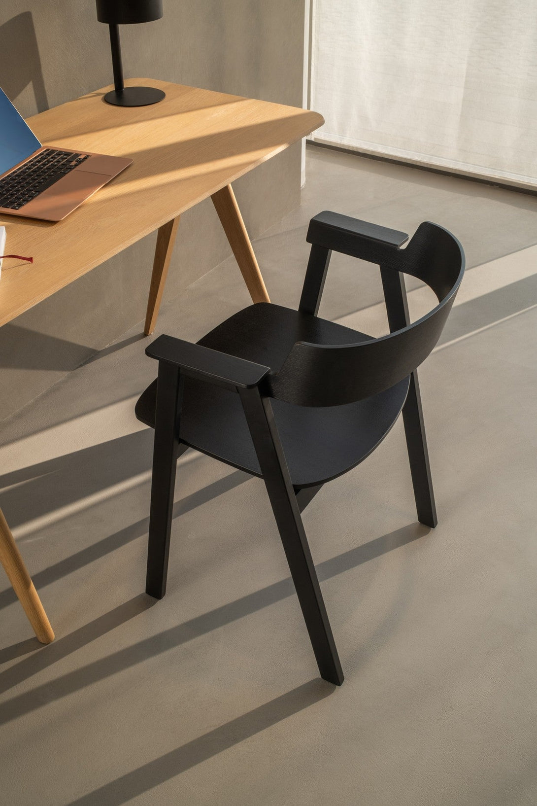 Chaise Gazzda Flip en chêne laqué avec accoudoirs pivotants et assise en cuir ou placage-16