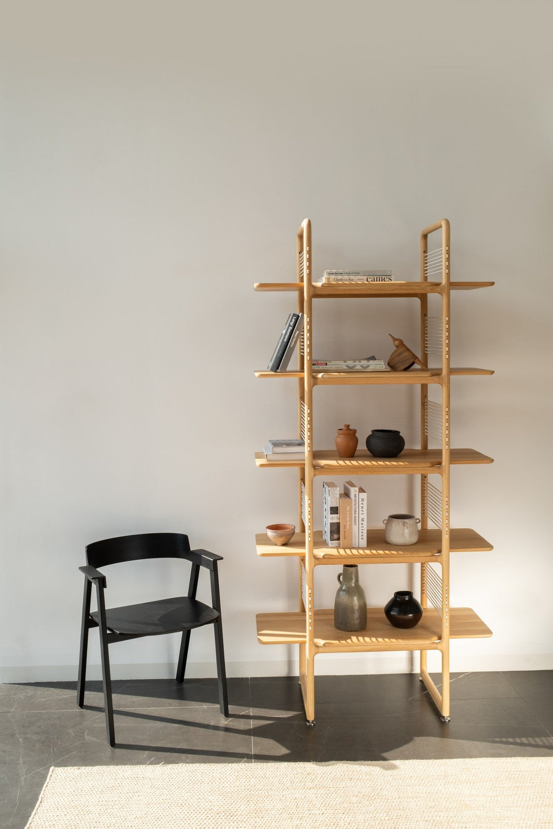 Chaise Gazzda Flip en chêne laqué avec accoudoirs pivotants et assise en cuir ou placage-15