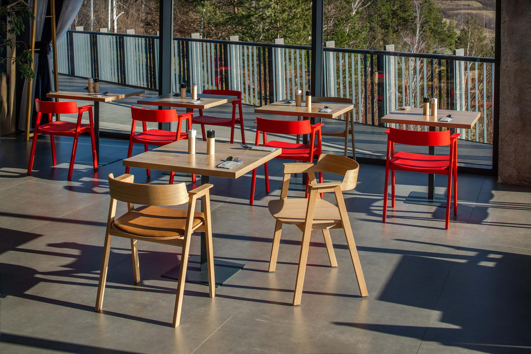 Chaise Gazzda Flip en chêne laqué avec accoudoirs pivotants et assise en cuir ou placage-11