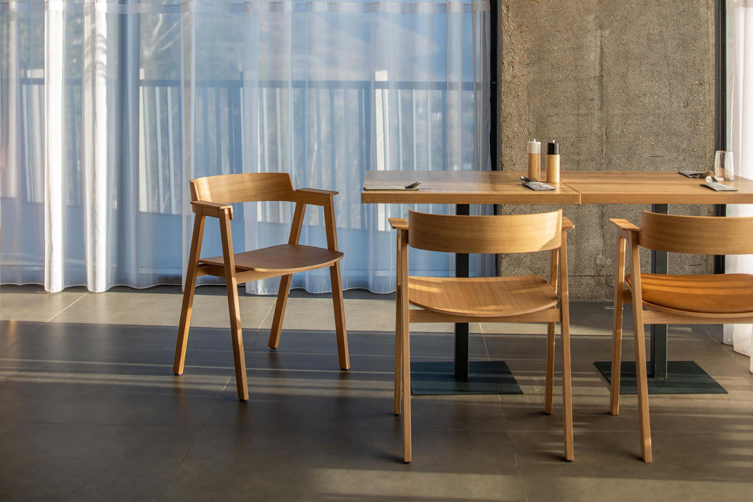 Chaise Gazzda Flip en chêne laqué avec accoudoirs pivotants et assise en cuir ou placage-10