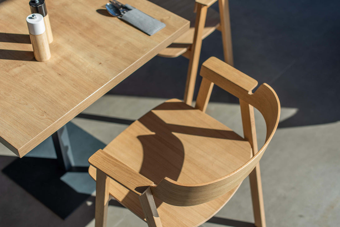 Chaise Gazzda Flip en chêne laqué avec accoudoirs pivotants et assise en cuir ou placage-09