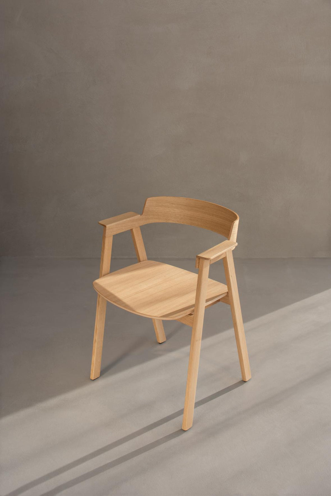 Chaise Gazzda Flip en chêne laqué avec accoudoirs pivotants et assise en cuir ou placage-07