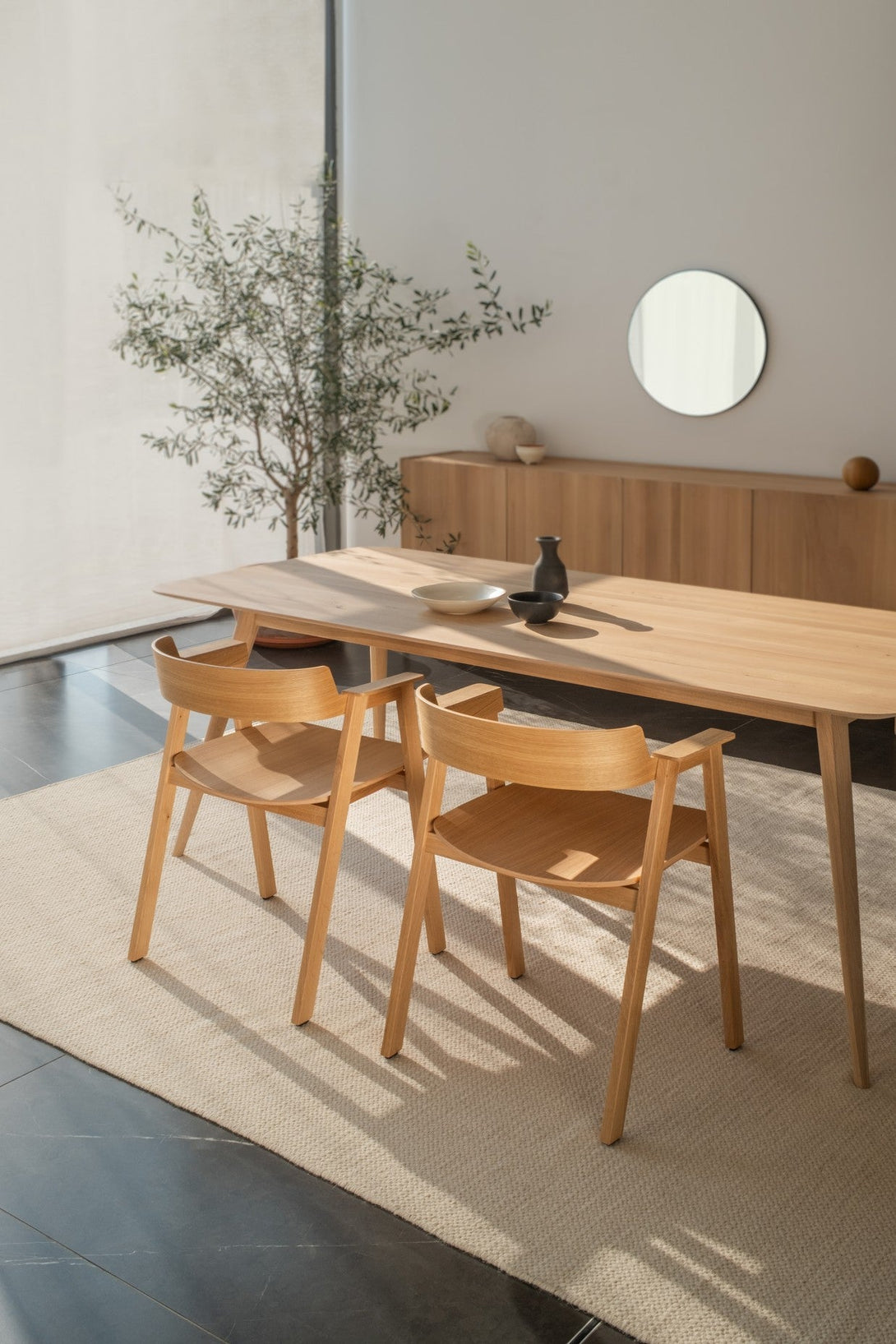 Chaise Gazzda Flip en chêne laqué avec accoudoirs pivotants et assise en cuir ou placage-02