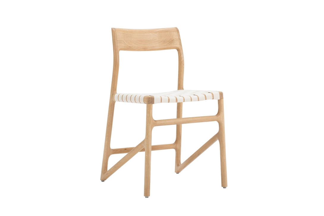 Chaise Gazzda Fawn en chêne ou noyer massif avec assise en coton tressé blanc ou noir-01