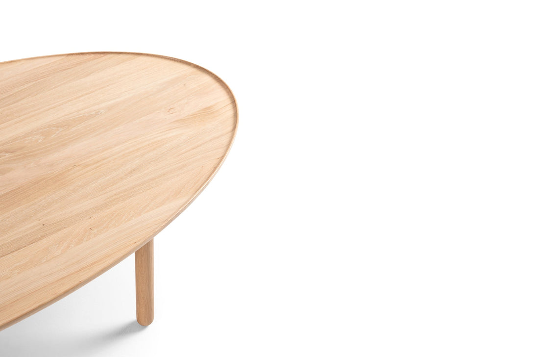 Table basse Gazzda Mu en chêne massif aux formes organiques et finition huilée-11