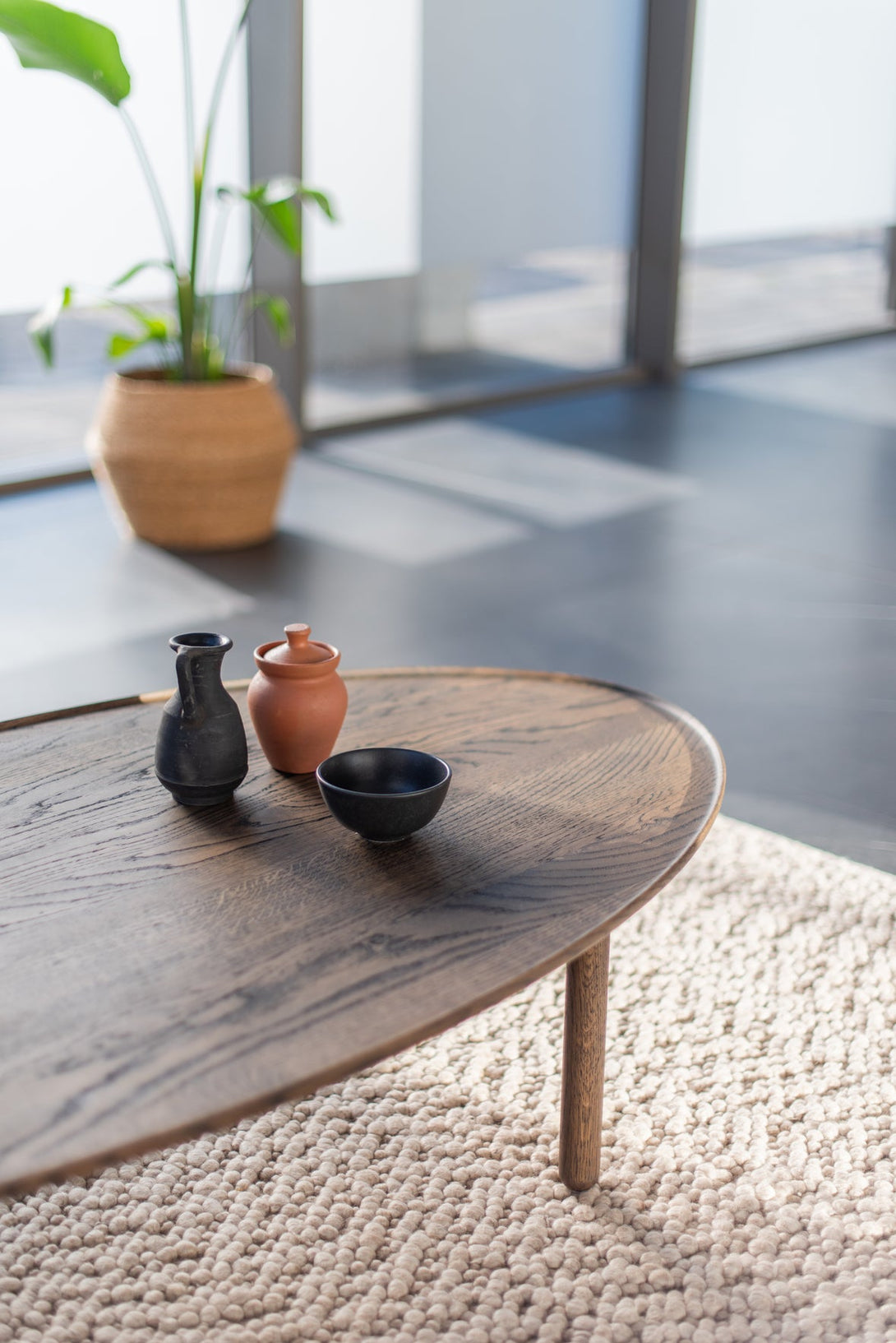 Table basse Gazzda Mu en chêne massif aux formes organiques et finition huilée-14