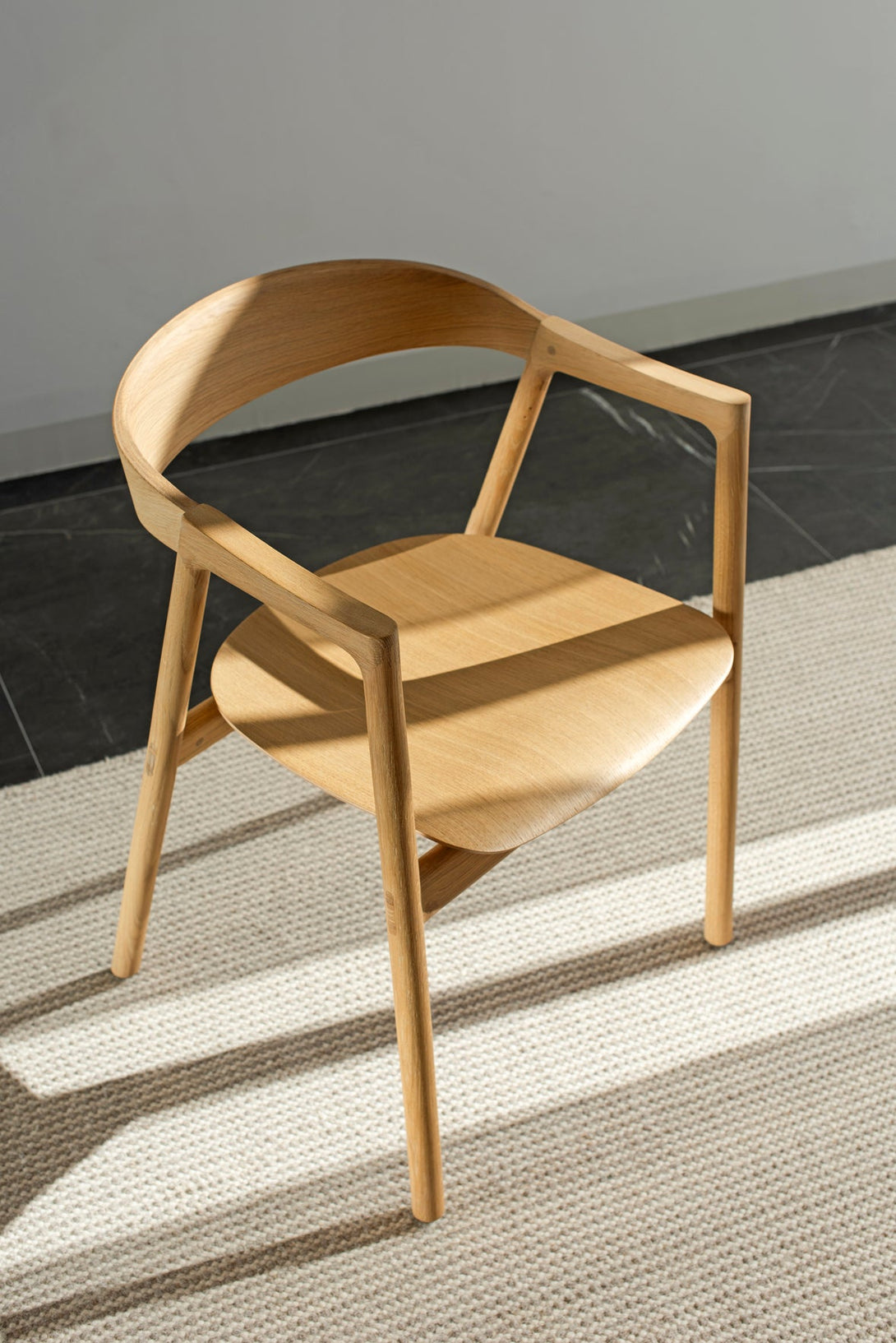 Chaise Gazzda Muna en chêne massif avec dossier courbé et assise rembourrée-30
