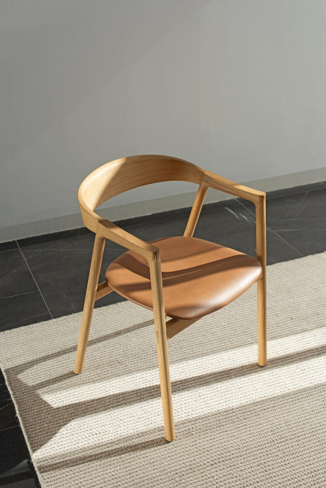 Chaise Gazzda Muna en chêne massif avec dossier courbé et assise rembourrée-20