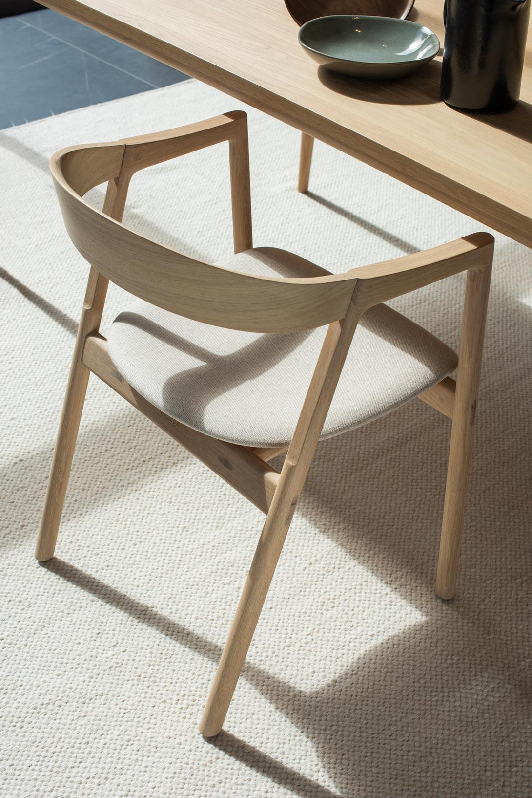 Chaise Gazzda Muna en chêne massif avec dossier courbé et assise rembourrée-08