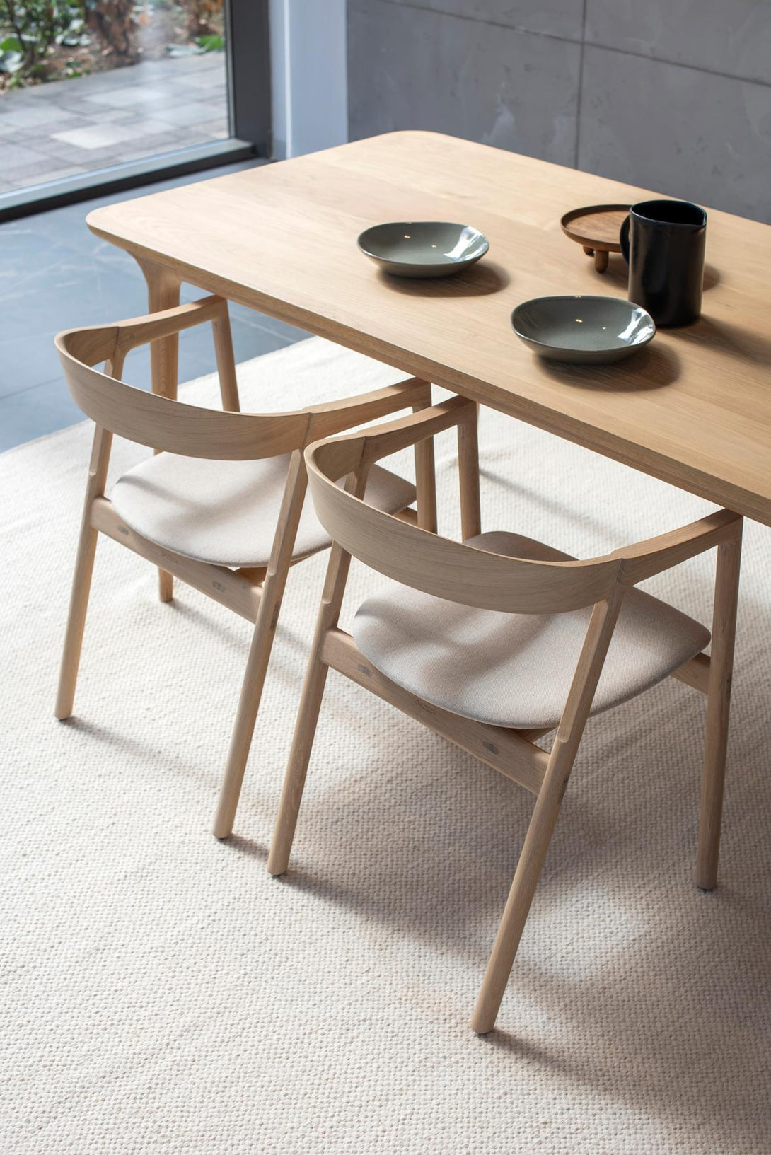 Chaise Gazzda Muna en chêne massif avec dossier courbé et assise rembourrée-10