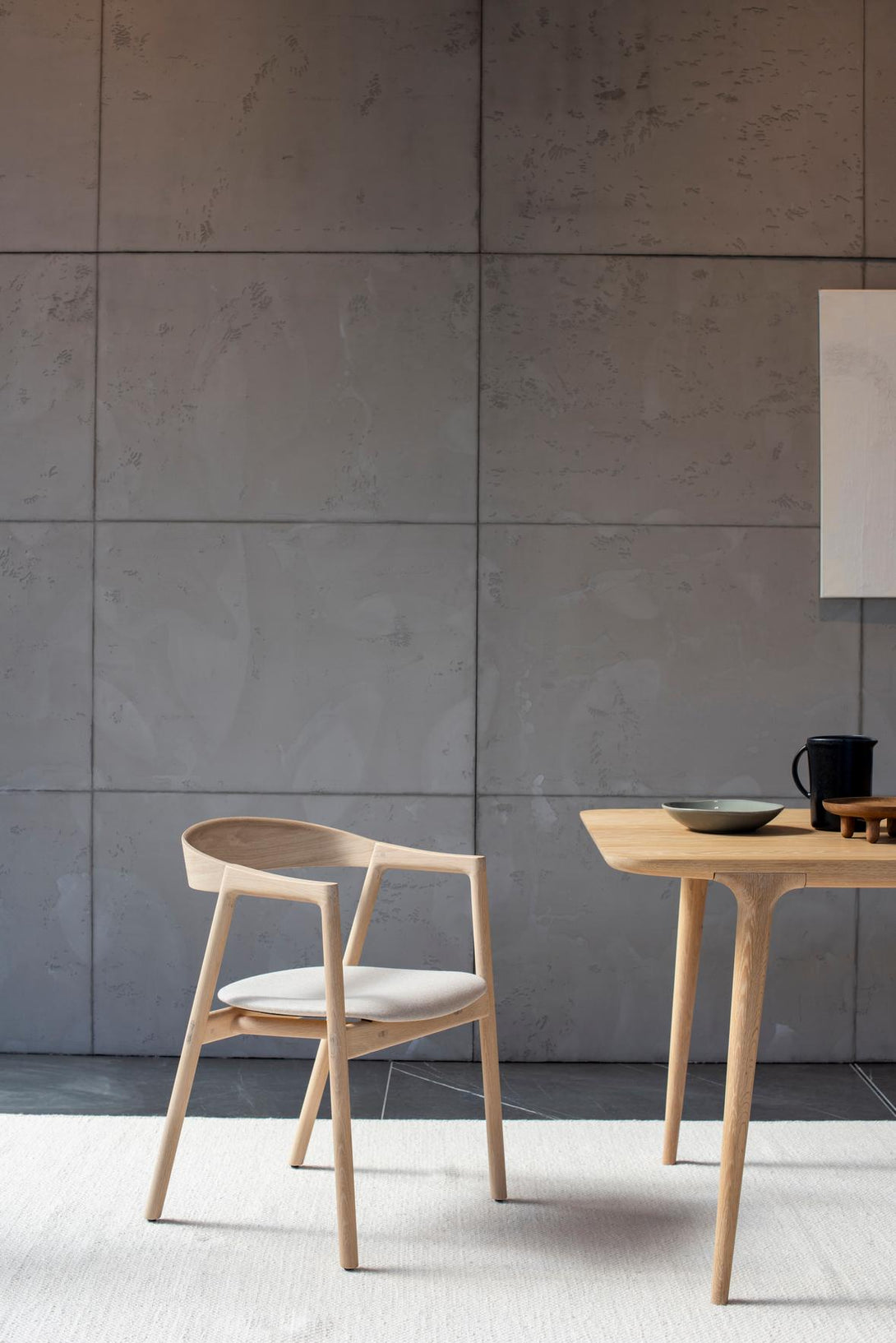 Chaise Gazzda Muna en chêne massif avec dossier courbé et assise rembourrée-09