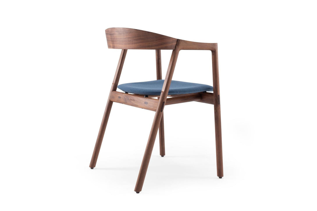 Chaise Gazzda Muna en chêne massif avec dossier courbé et assise rembourrée-48