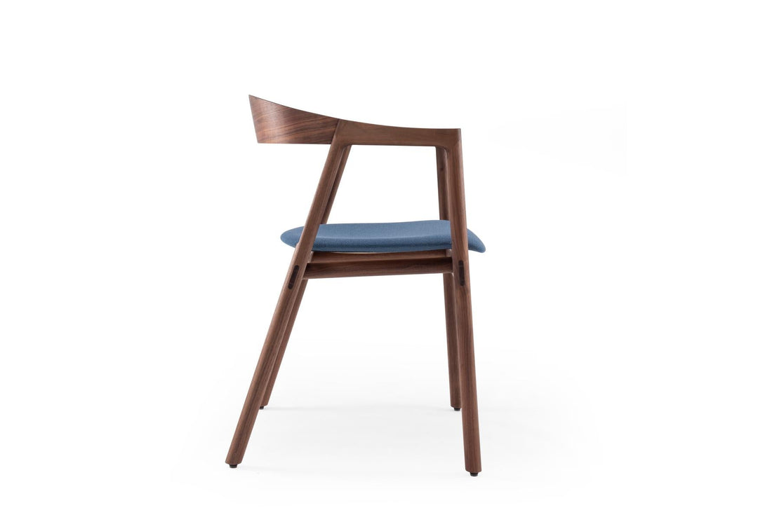 Chaise Gazzda Muna en chêne massif avec dossier courbé et assise rembourrée-40