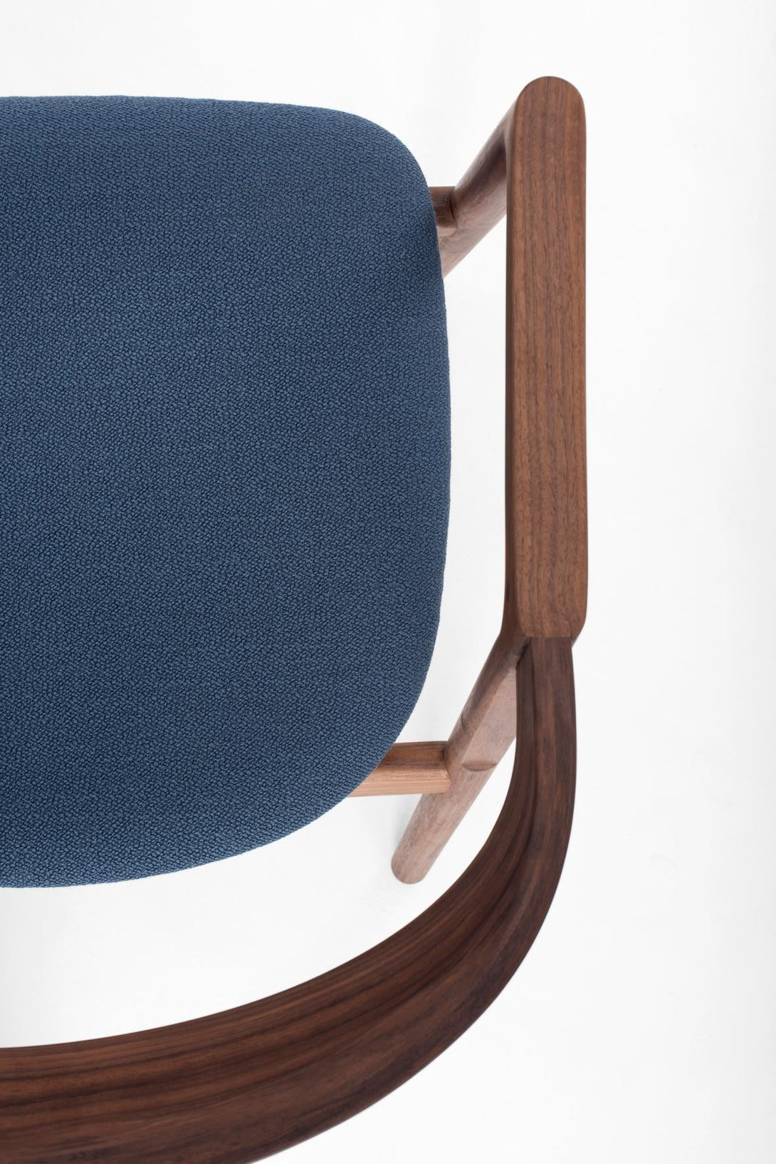 Chaise Gazzda Muna en chêne massif avec dossier courbé et assise rembourrée-49