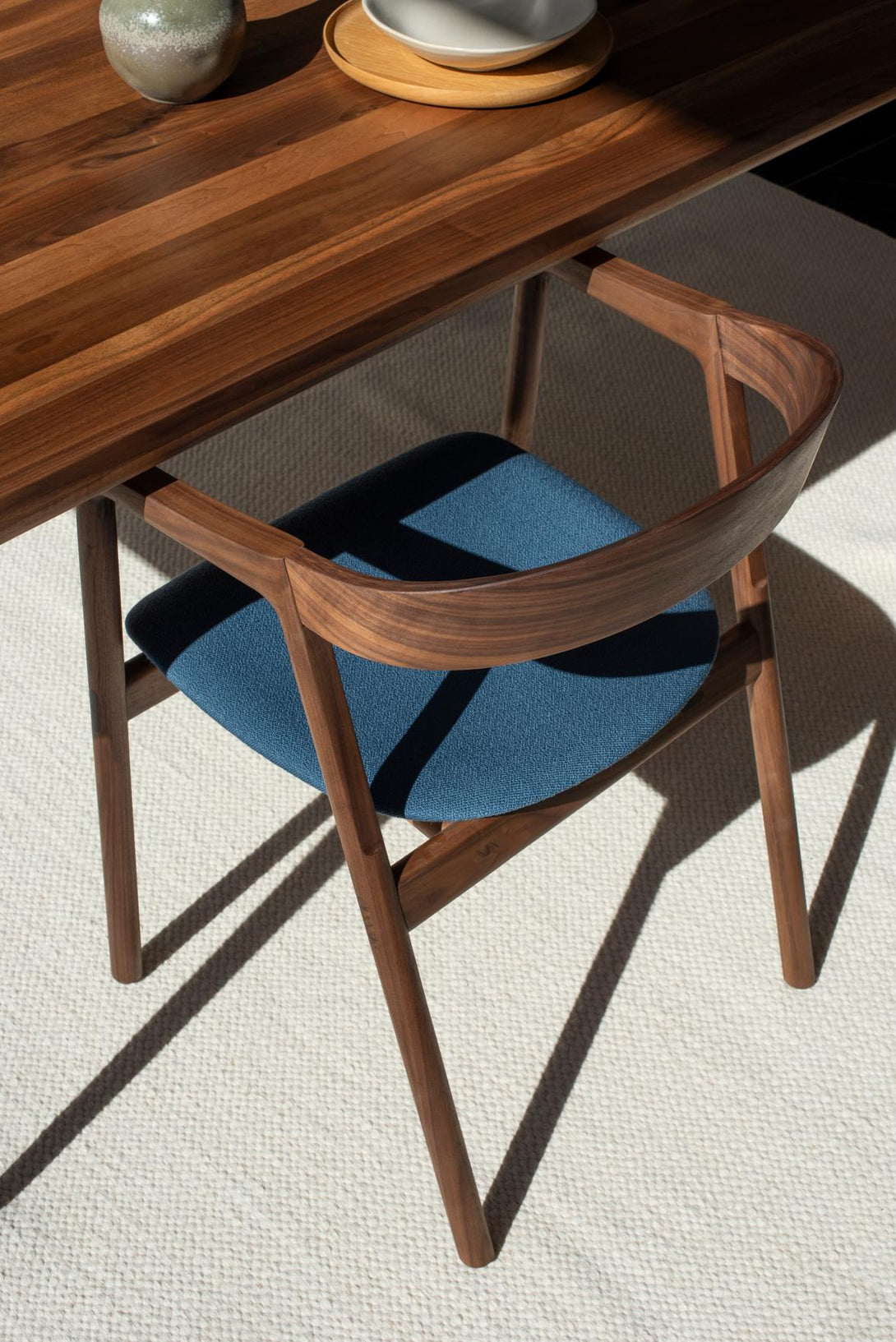 Chaise Gazzda Muna en chêne massif avec dossier courbé et assise rembourrée-41