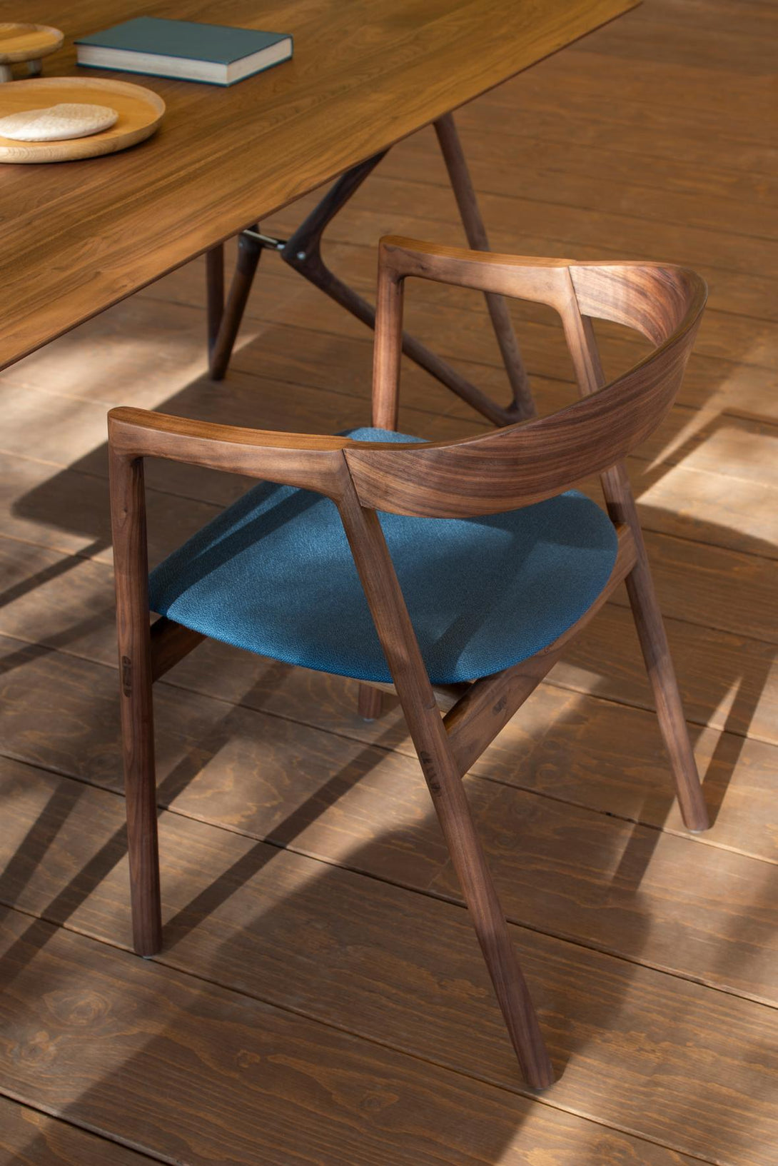 Chaise Gazzda Muna en chêne massif avec dossier courbé et assise rembourrée-44