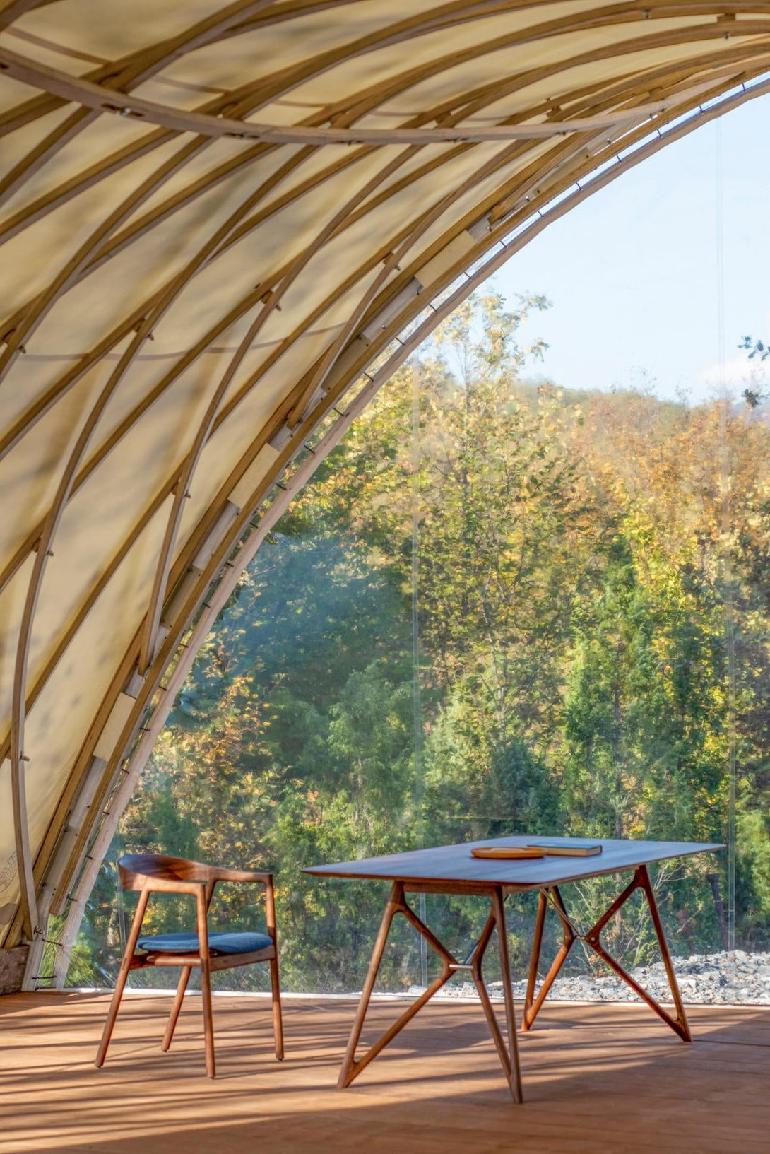 Chaise Gazzda Muna en chêne massif avec dossier courbé et assise rembourrée-46