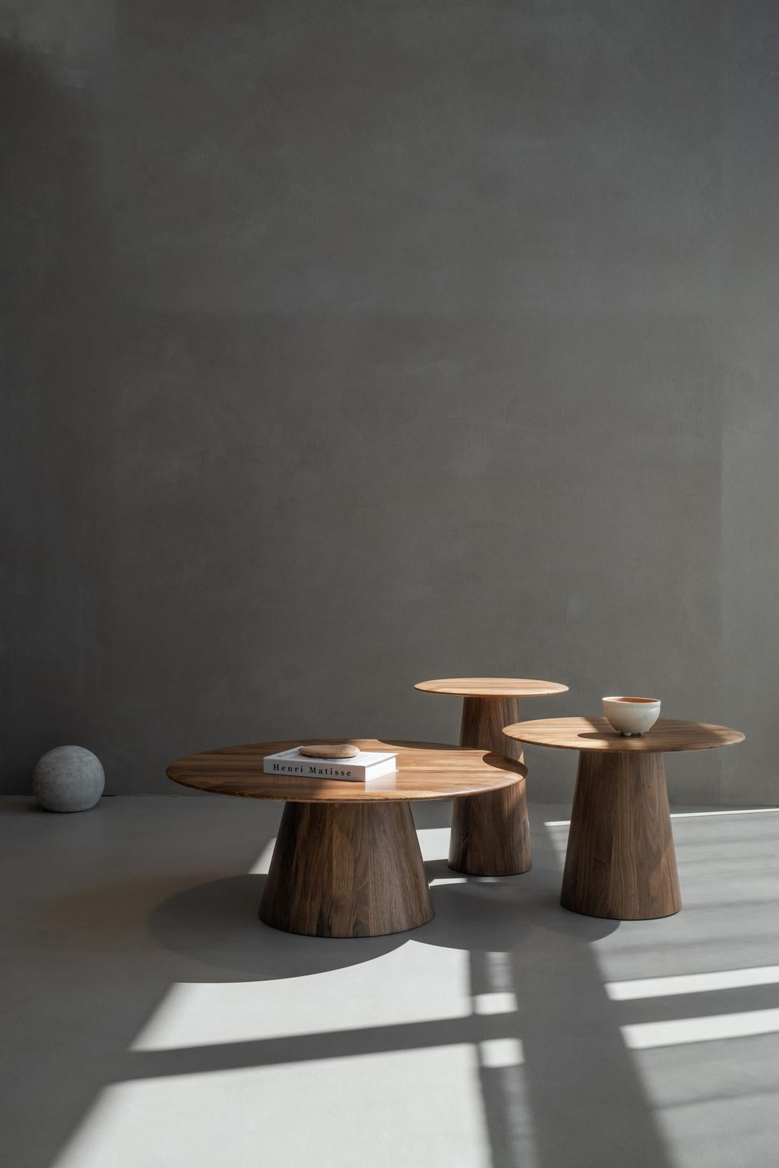 Table basse Gazzda Mushroom en bois massif forme organique-13