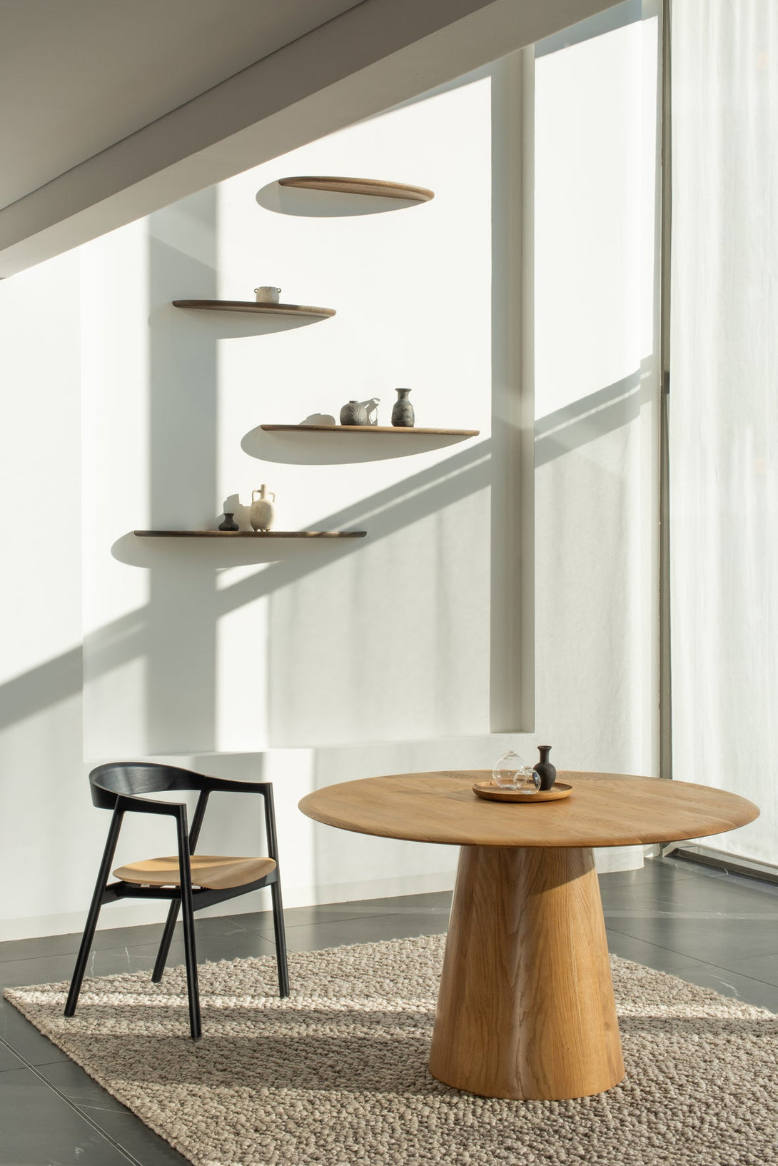 Table ronde Gazzda Mushroom en bois massif diamètre 126 cm-03