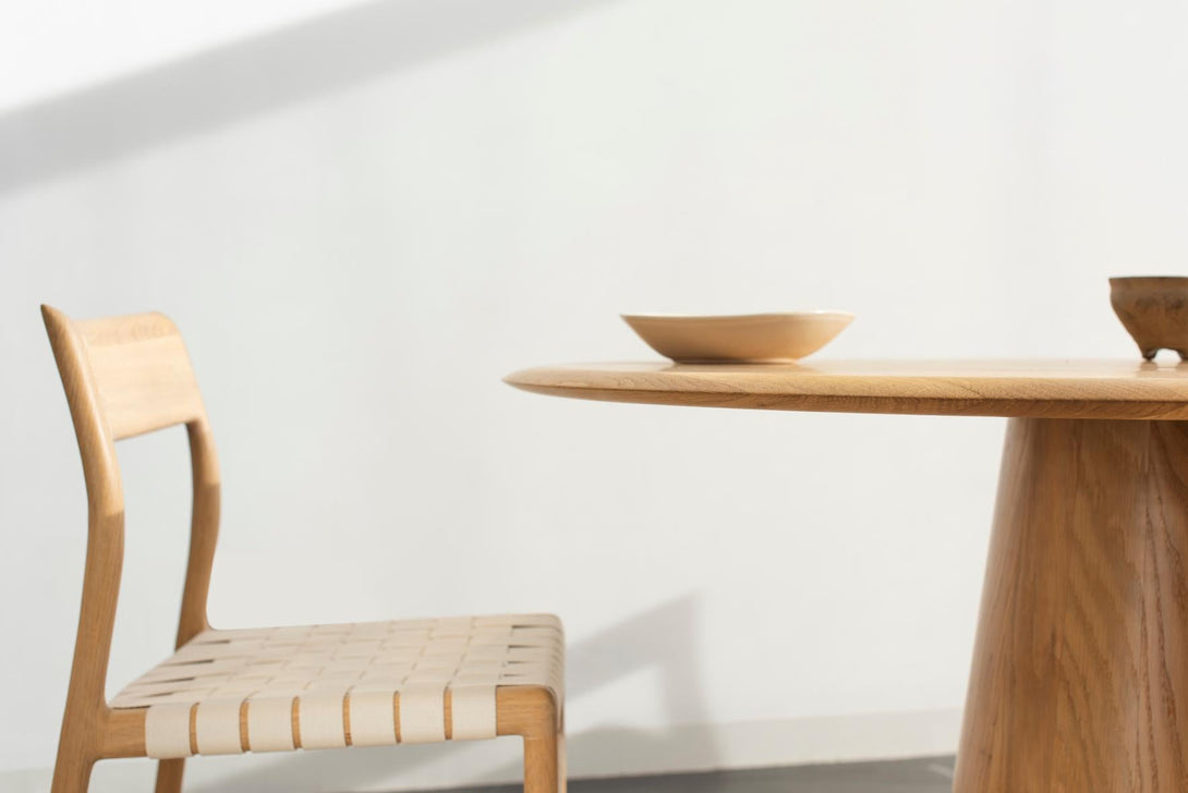 Table ronde Gazzda Mushroom en bois massif diamètre 126 cm-06