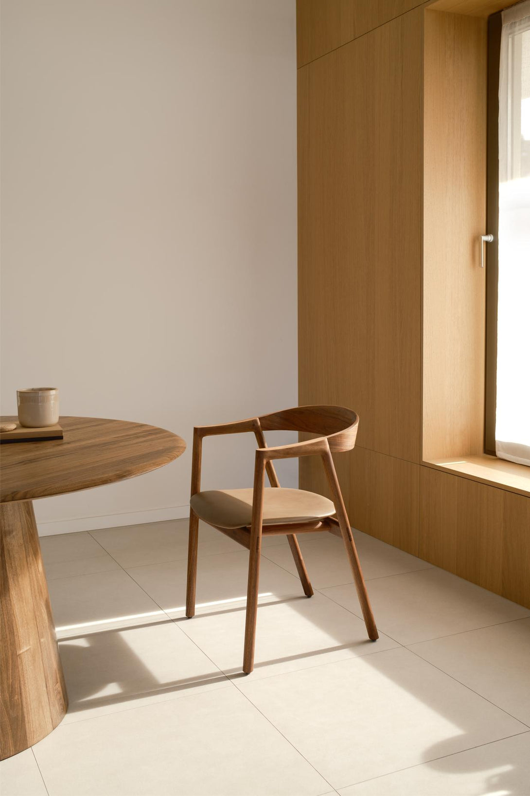 Chaise Gazzda Muna en chêne massif avec dossier courbé et assise rembourrée-37