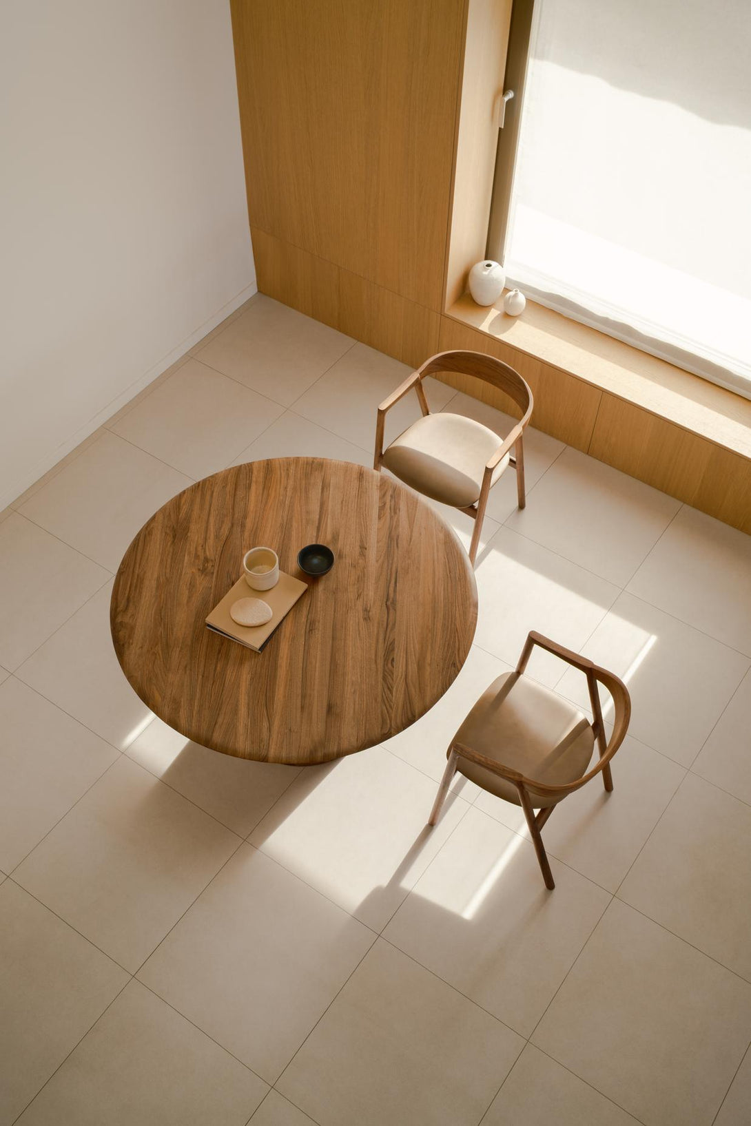 Chaise Gazzda Muna en chêne massif avec dossier courbé et assise rembourrée-35