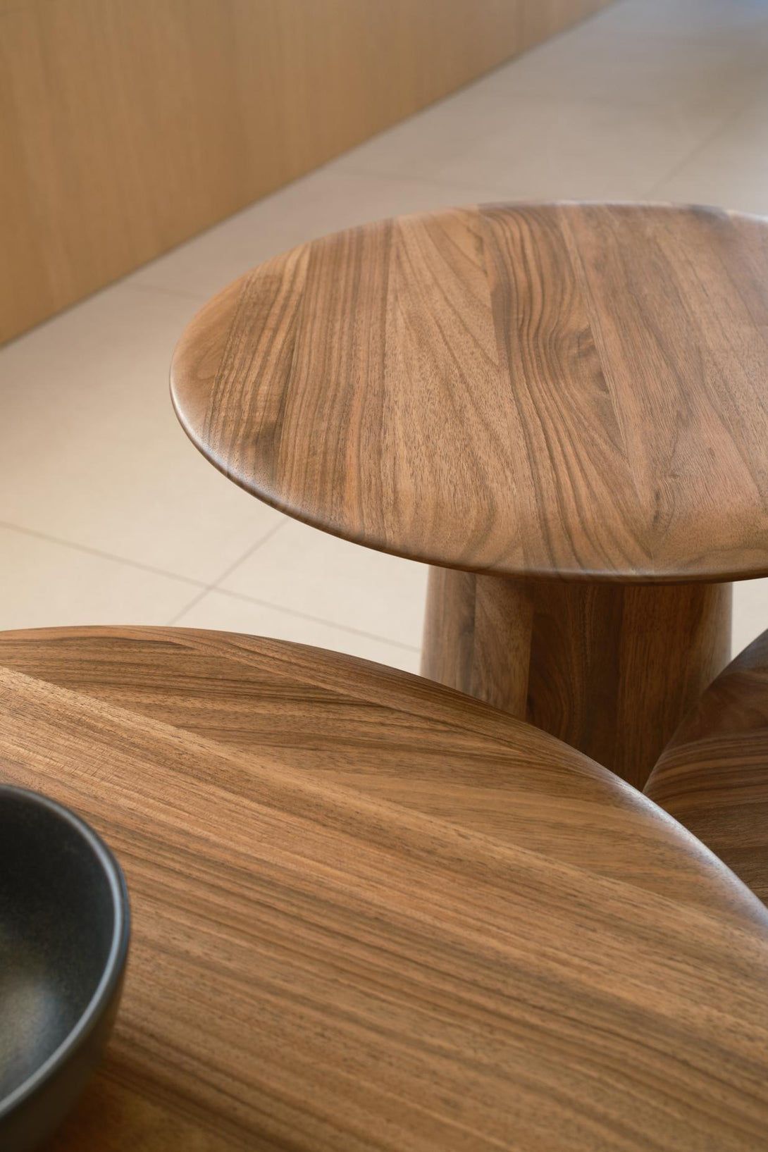 Table basse Gazzda Mushroom en bois massif forme organique-15