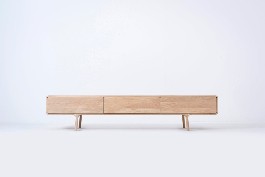 Meuble TV Gazzda Fawn 3 tiroirs en chêne ou noyer massif finition huilée-01