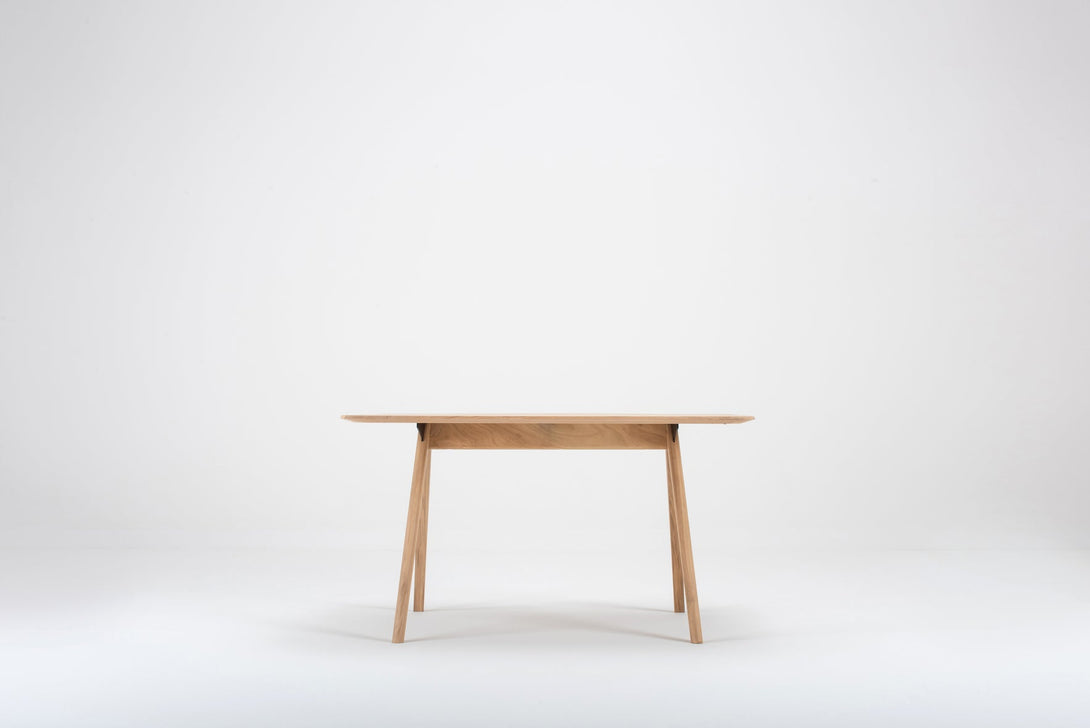 Table Gazzda Ava en chêne massif avec structure en A et finition White Oil-01