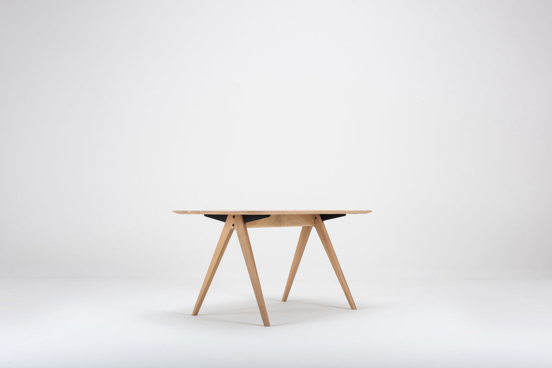 Table Gazzda Ava en chêne massif avec structure en A et finition White Oil-09