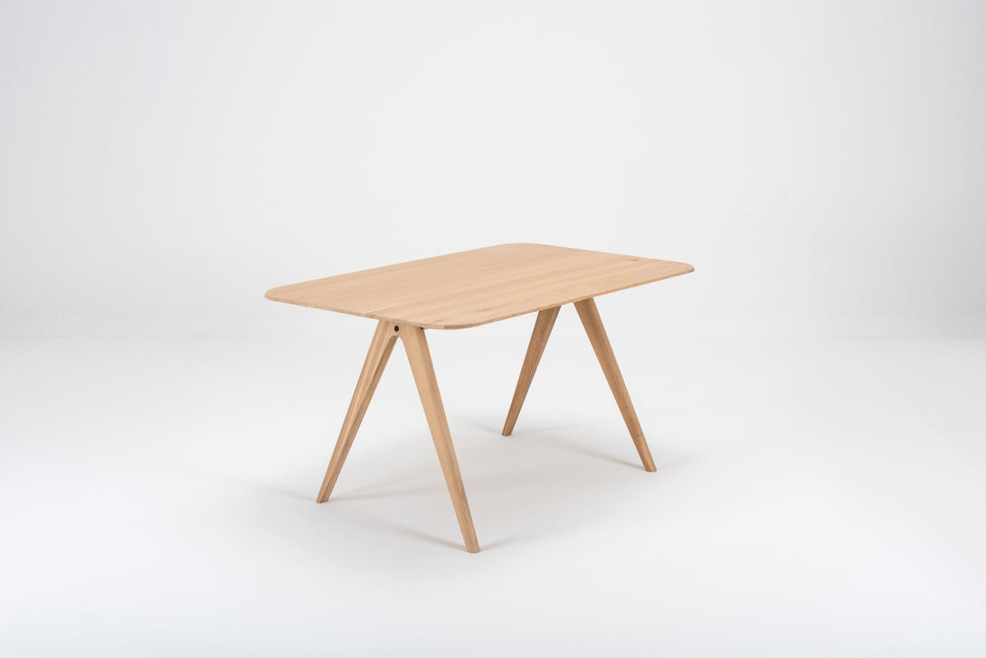 Table Gazzda Ava en chêne massif avec structure en A et finition White Oil-08
