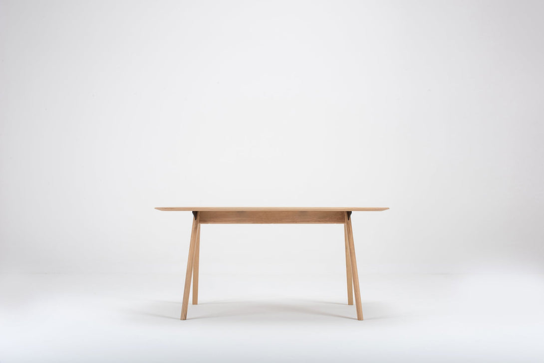 Table Gazzda Ava en chêne massif avec structure en A et finition White Oil-13