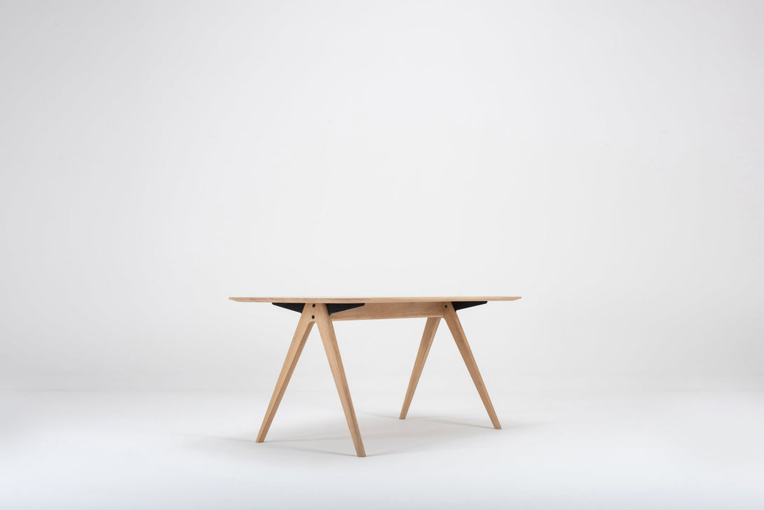 Table Gazzda Ava en chêne massif avec structure en A et finition White Oil-11